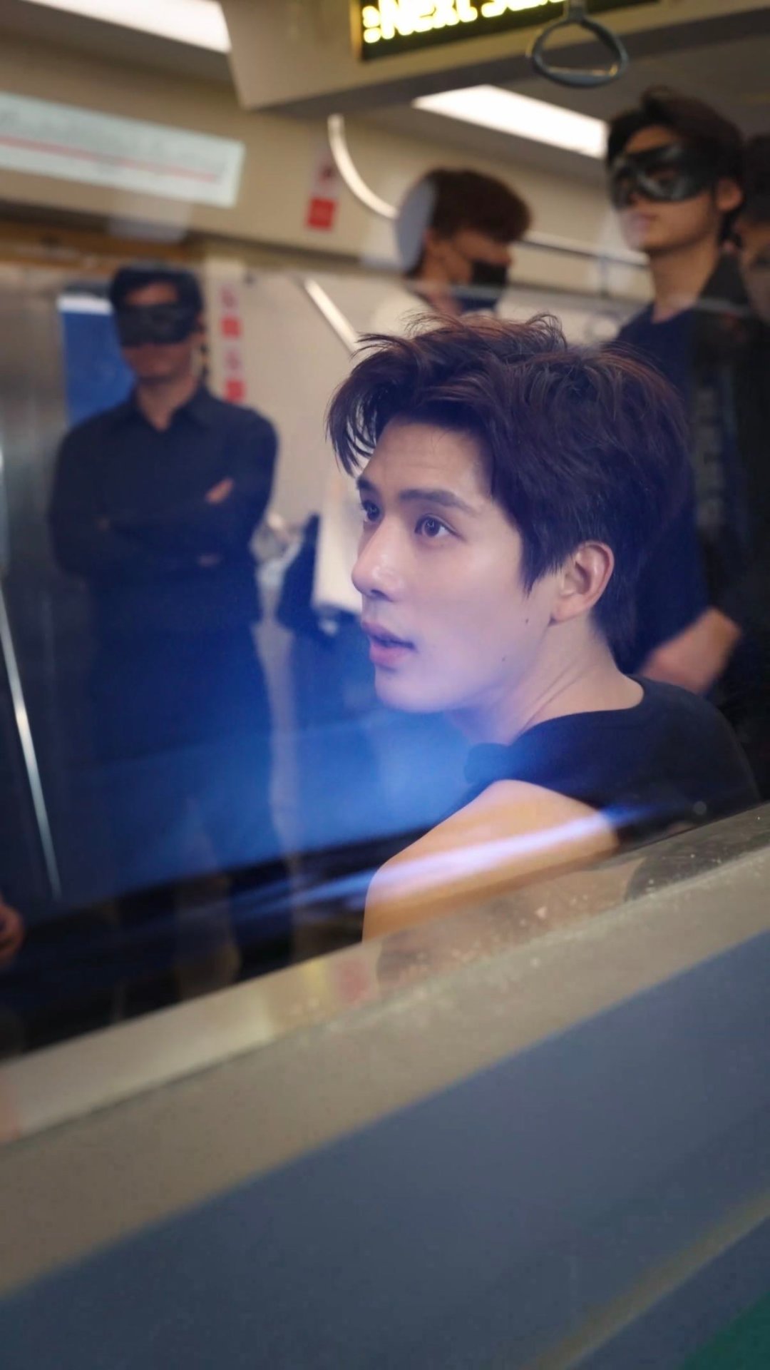 王安宇皮衣黑色背心造型 王安宇把短片拍出电影感 王安宇这波黑皮衣look真的鲨疯