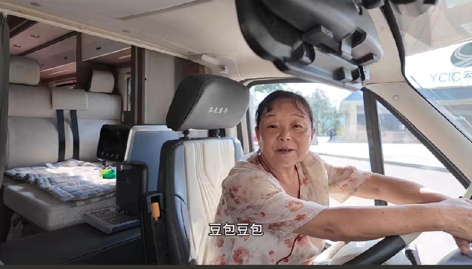 五十岁出走自驾游的苏敏阿姨今年的春节是和女儿一家四口一起度过的，女儿和女婿一家人