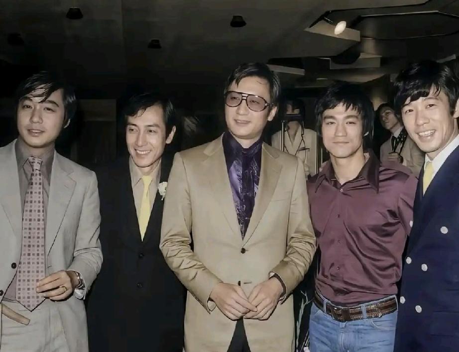 1972年5月2日，胡枫和老牌艺人郑君绵合伙投资的夜总会开业大吉之日，谢贤、李小