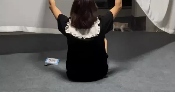 “打工十年入住毛坯房女孩”再上热搜，走红后有人发她家门锁照片……