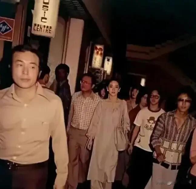 林青霞的明星气质，即使照片模糊到五官都看不清了，依然掩盖不住，人群中，纤细的一条