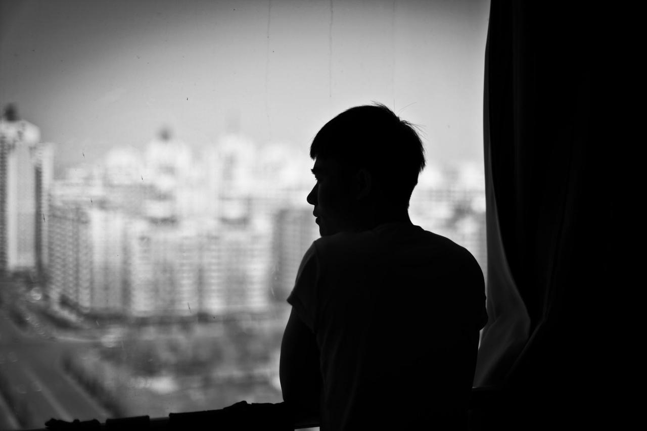 深夜的北京青年旅社里，一个年轻人独自躺在床上，被一种无法言说的“空”吞噬。
 