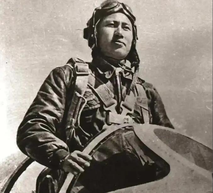 1978年，原空军副司令张积慧被撤职，被关了两年后，转业的他，到成都420厂当副