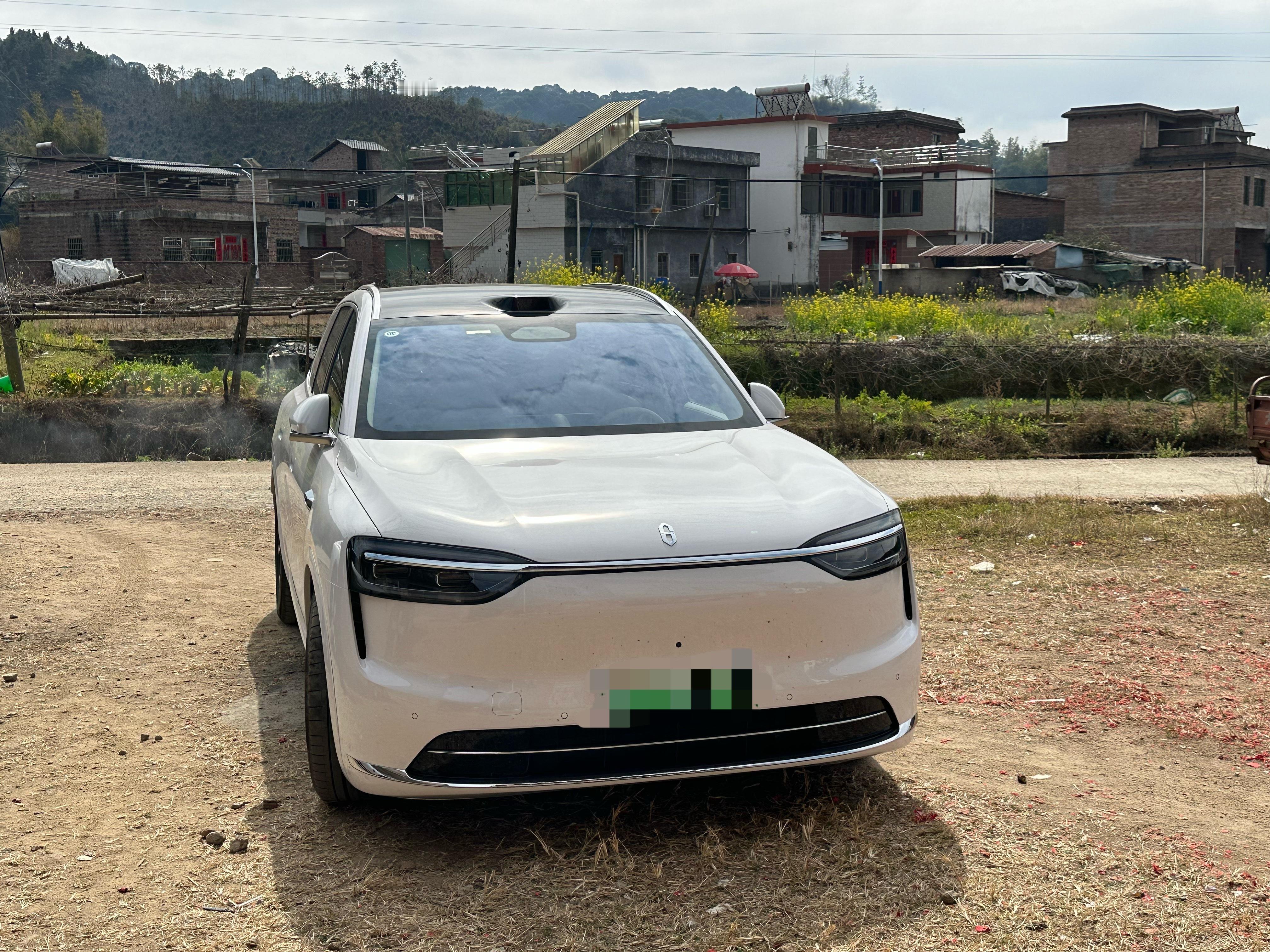 开着问界M7 走亲戚，好看空间大，最主要华为乾坤智驾，让我轻松不少。 韶关·新丰