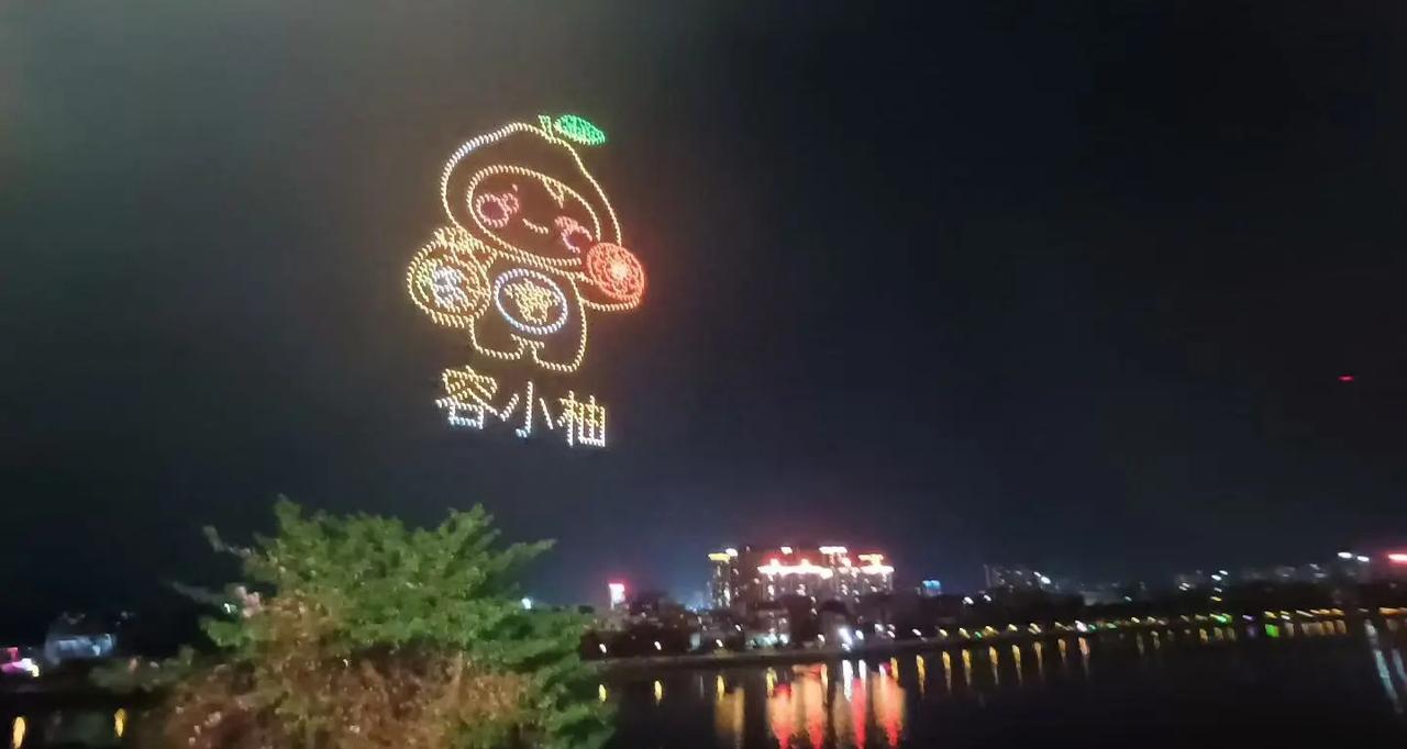 夜空低垂，千盏星灯聚成童心模样，容小柚提灯而来，照亮一城温柔梦✨🌙 容县无人机