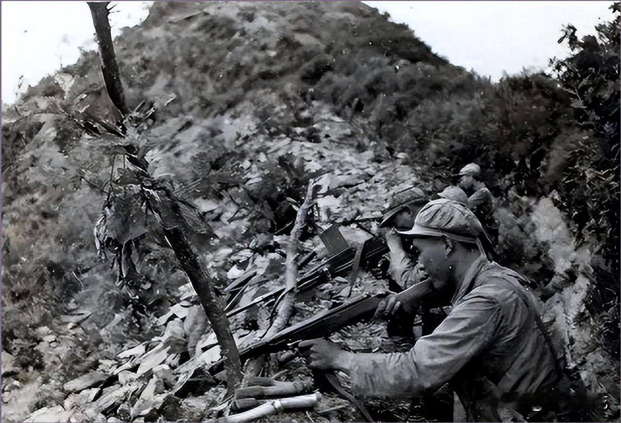 1952年上甘岭，一个副班长发明手榴弹新战术，一天打退美军7次冲锋，战后却主动申