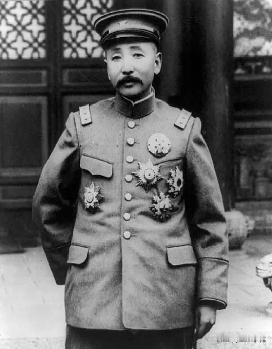 张作霖路过一个修鞋摊，见鞋匠干活慢，抬脚就踢了一下，鞋匠反手就给了他一巴掌骂道：