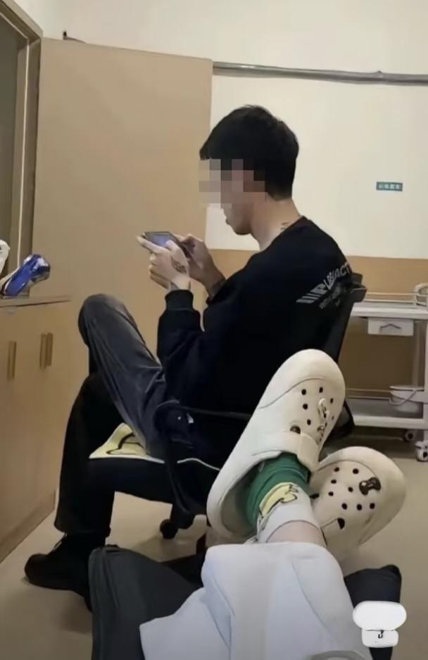 这事儿我觉得没得洗，带外人进配药室，听起来像小事，其实触动了医疗安全的底线，药室