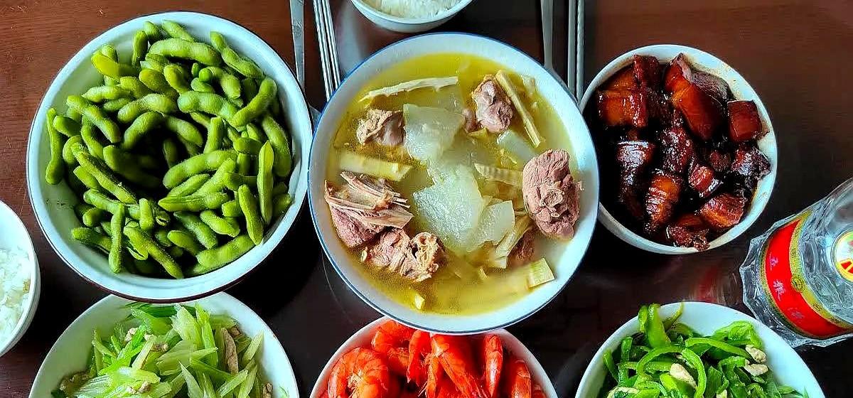 隔夜水、隔夜菜不致癌，真正不能吃的是这4种食物！
看到家里人又在群里转那些文章，