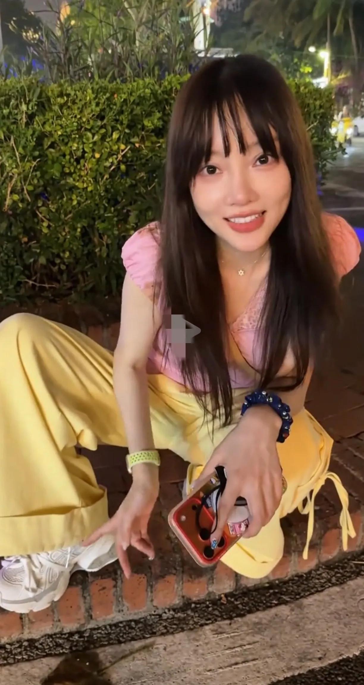 个子小的女生就是耐老，44岁了模样还像少女。