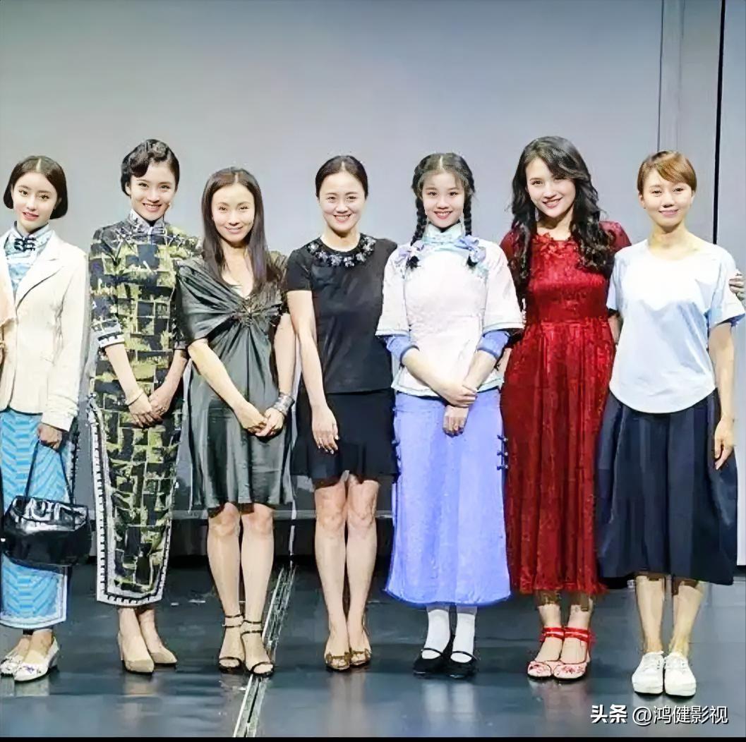 你有没有发现？在这7位女演员里，站c位的朱媛媛即使穿着朴素，一脸素颜，反倒笑容最