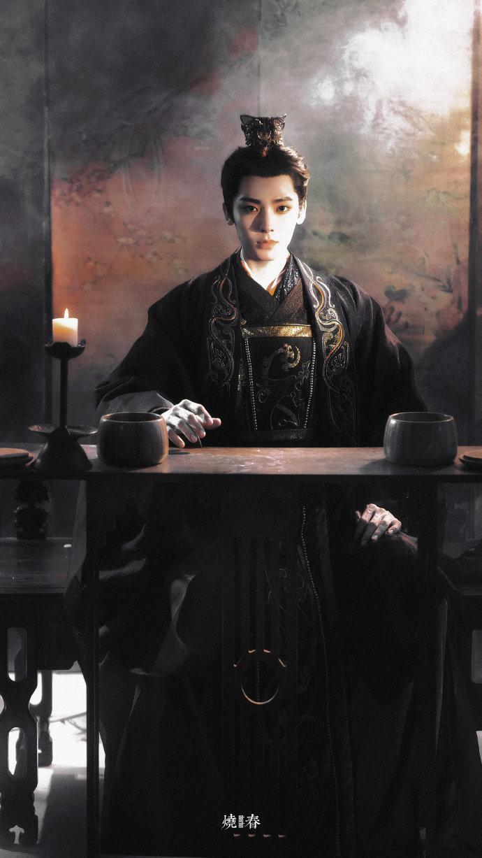 侯明昊闭眼笑这一下 胜负早已写好，鹰王却浑然不觉。萧无衣淡然闭眼微笑，任凭箭矢从