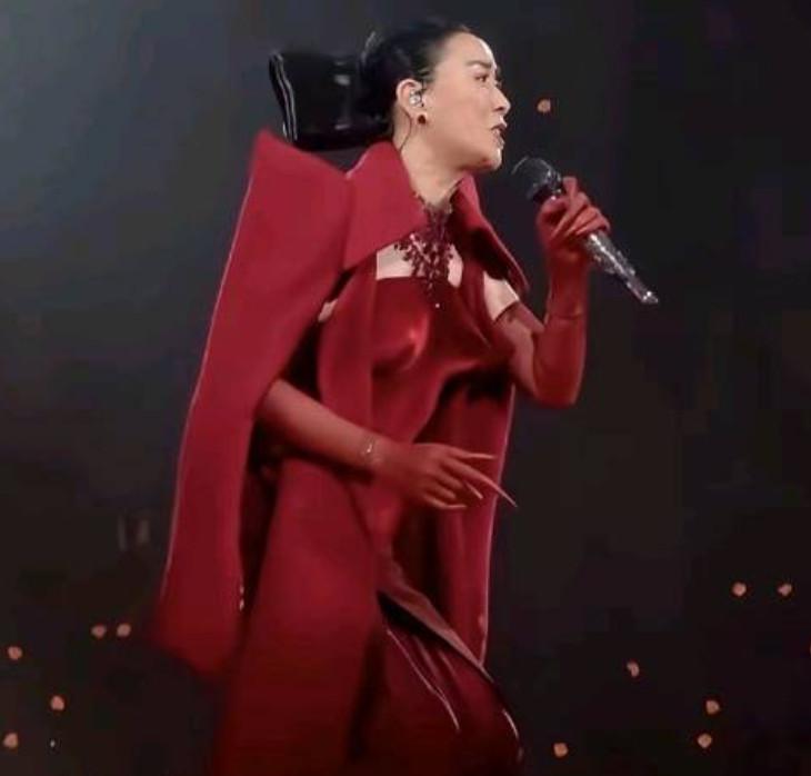 近日，几名知名女明星在个人演唱会上让人大跌眼镜的着装引发全网热议。
可能会有网友