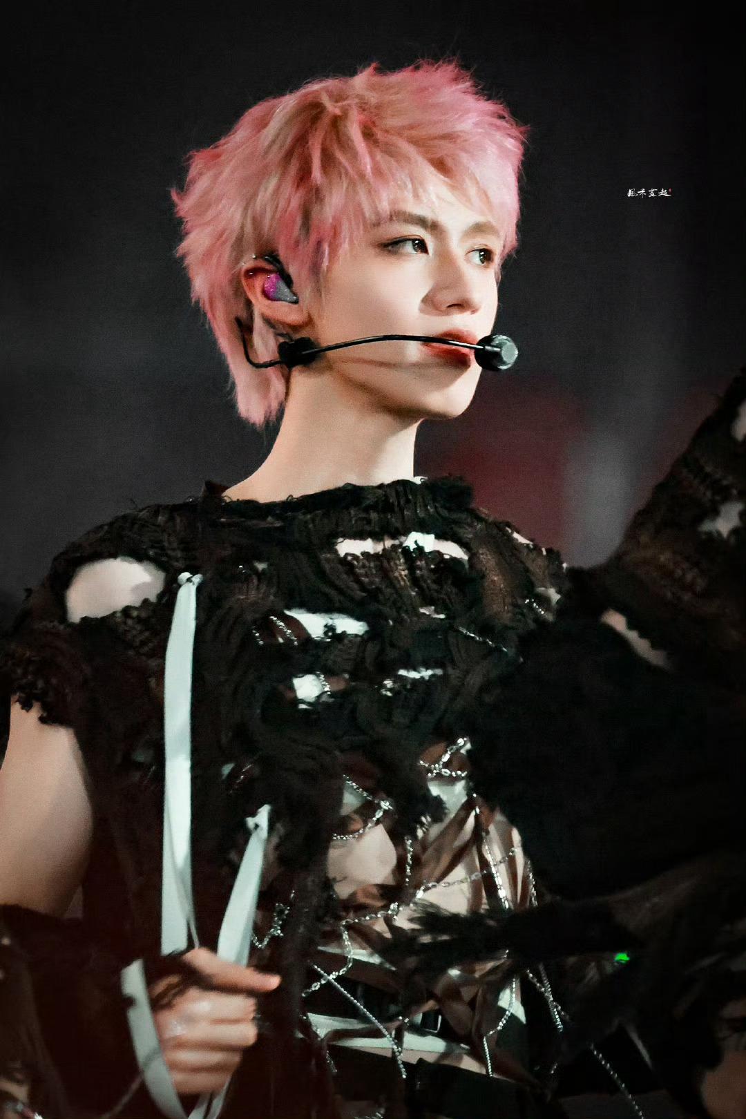 朱志鑫金短发太帅了，帅的无法言语表述人间仙品啊，他在闪闪发光，他就是舞台上的神朱