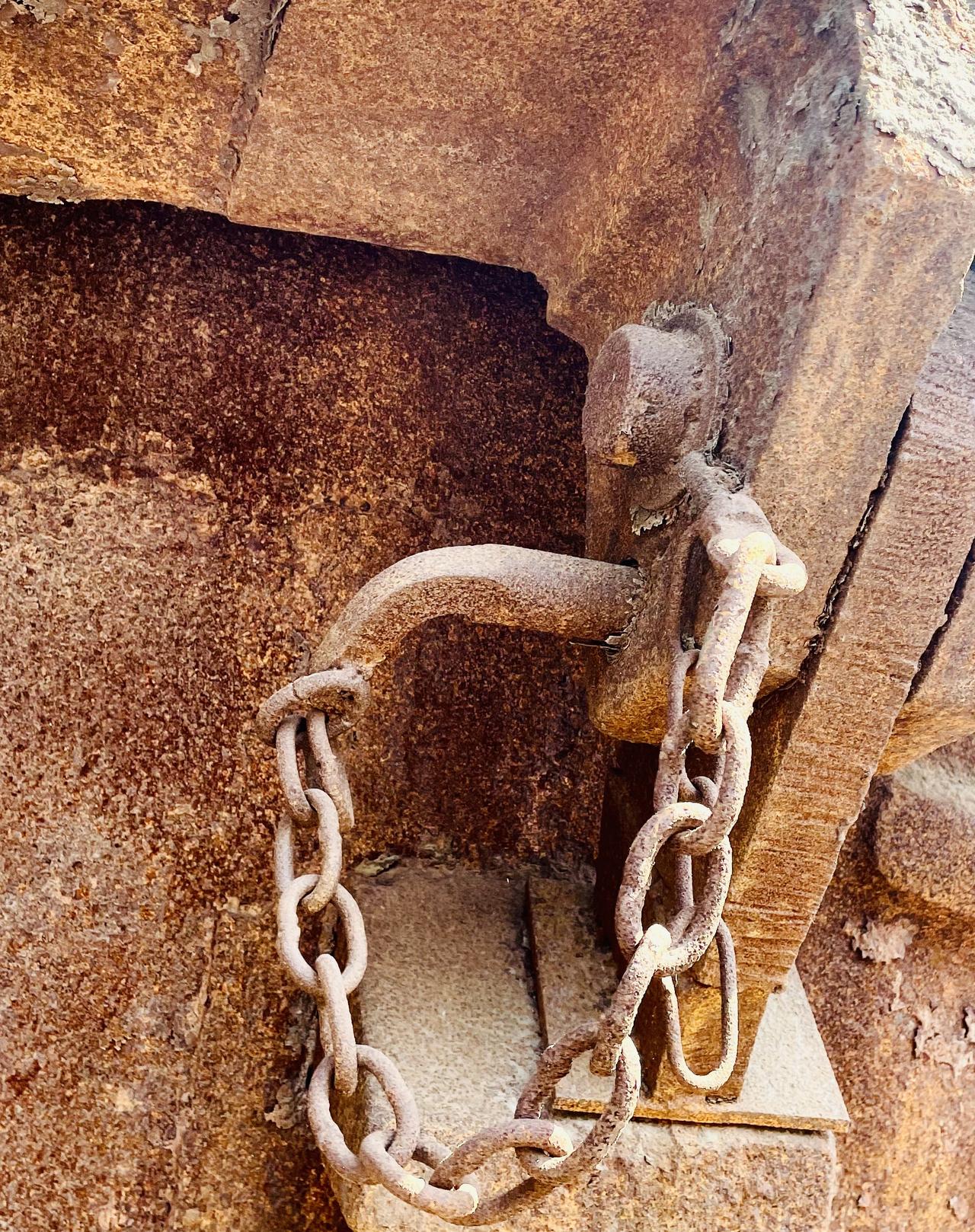 ~副处长骨折~

于副处长退休刚一周，出门走路不小心崴了脚脖子摔一大跤，他躺在床