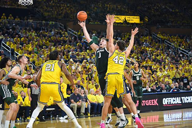 全美第3号种子密歇根大学坐镇主场以90比80战胜了全美第8号种子密歇根州立大学。