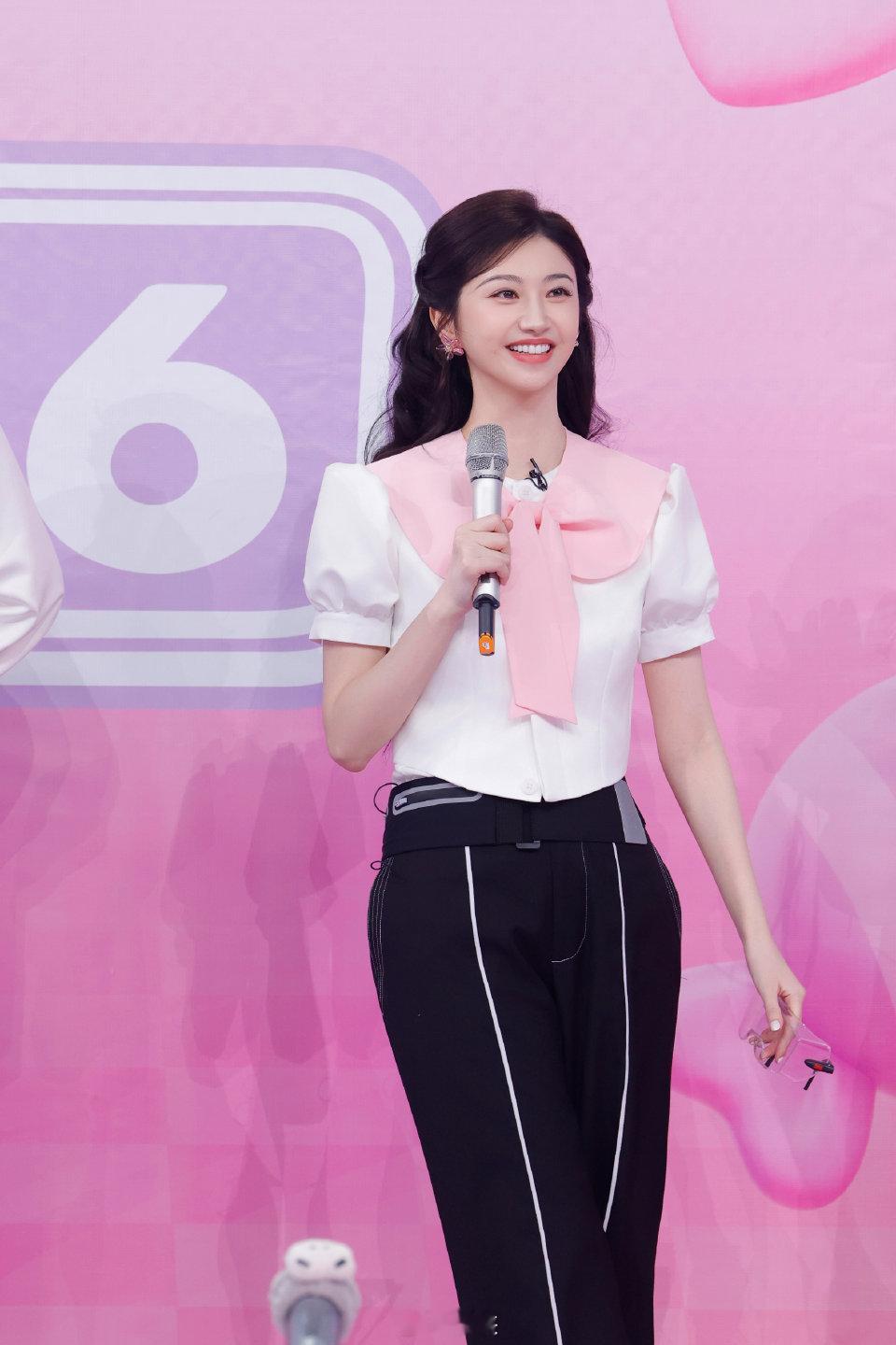 景甜一本正经地萌萌出击看得出景甜是真的紧张 粉扑击打挑战里，景甜开局小小失误后立