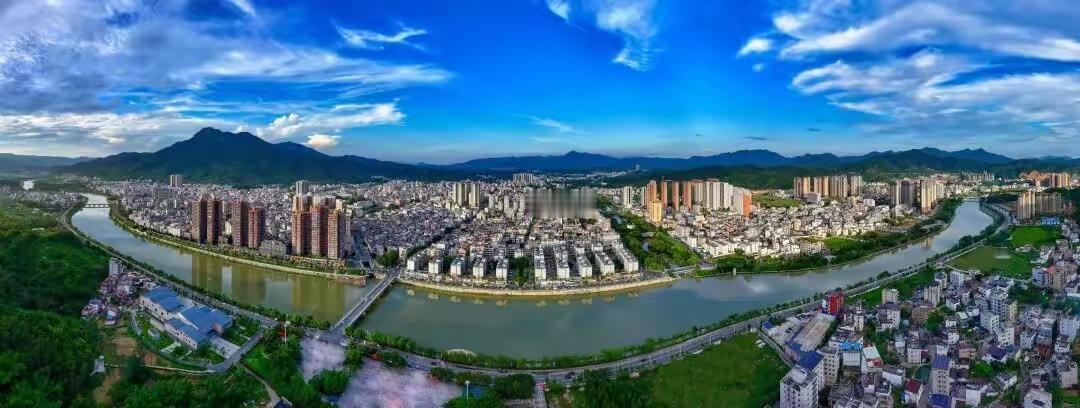 “城市与自然和谐共生，山水相依的美丽画卷”🏞️🏙️