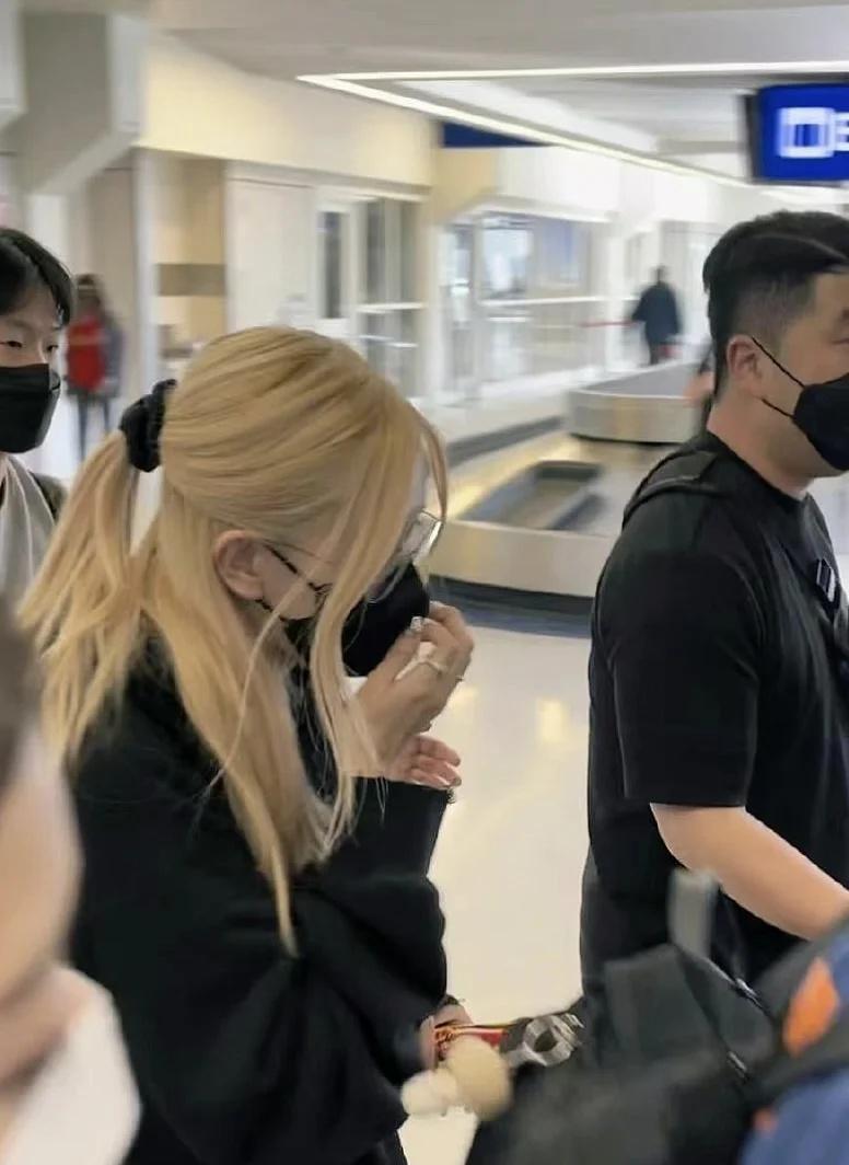 玫公站起来了
朴彩英 rosé街拍 私服