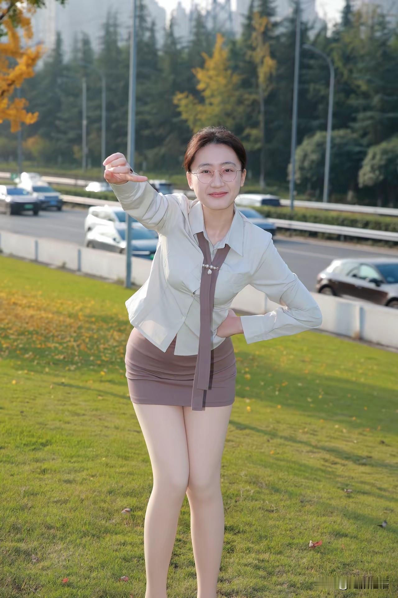 秋风起，落叶舞，笑语盈盈。