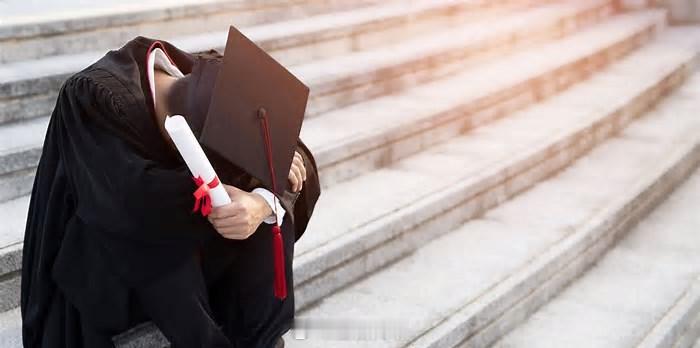 44% 的大学毕业生后悔自己的专业选择 这篇 2022 年 11 月的 CNBC