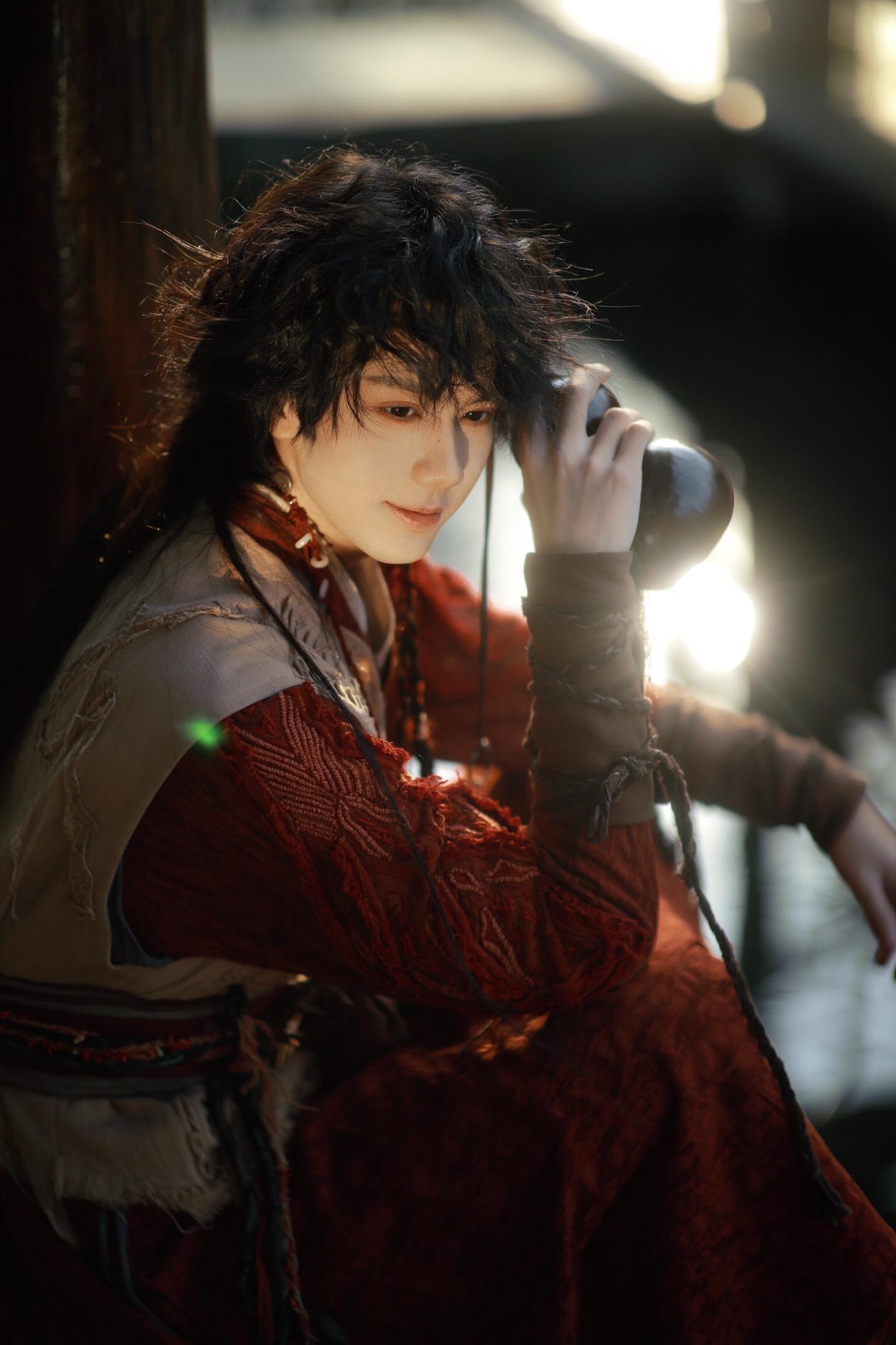 当时少年掷春光 花马踏蹄酒溅香。