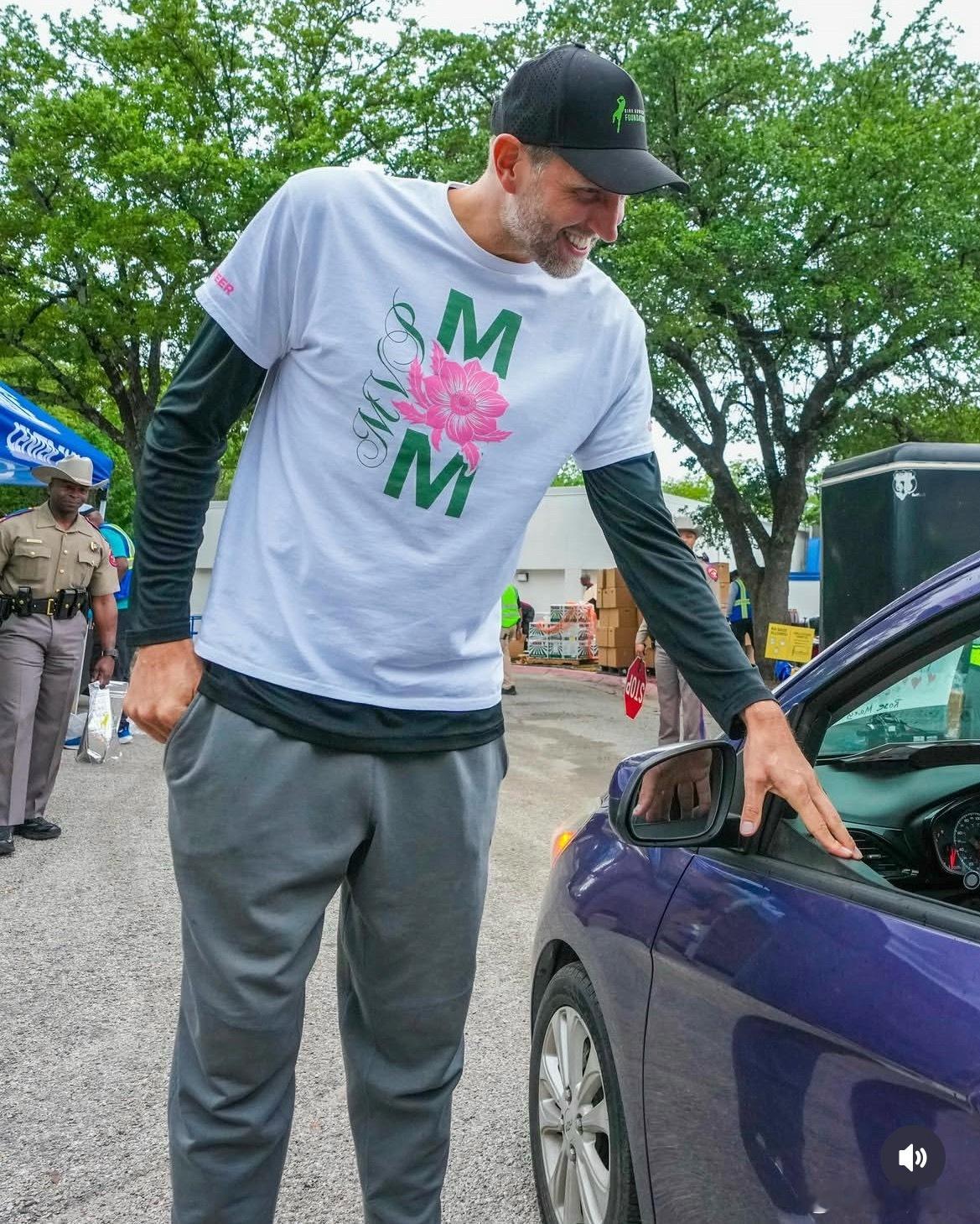 MFFL 诺维茨基和他的基金会在其一年一度的母亲节食品分发活动中，为数百个家庭提