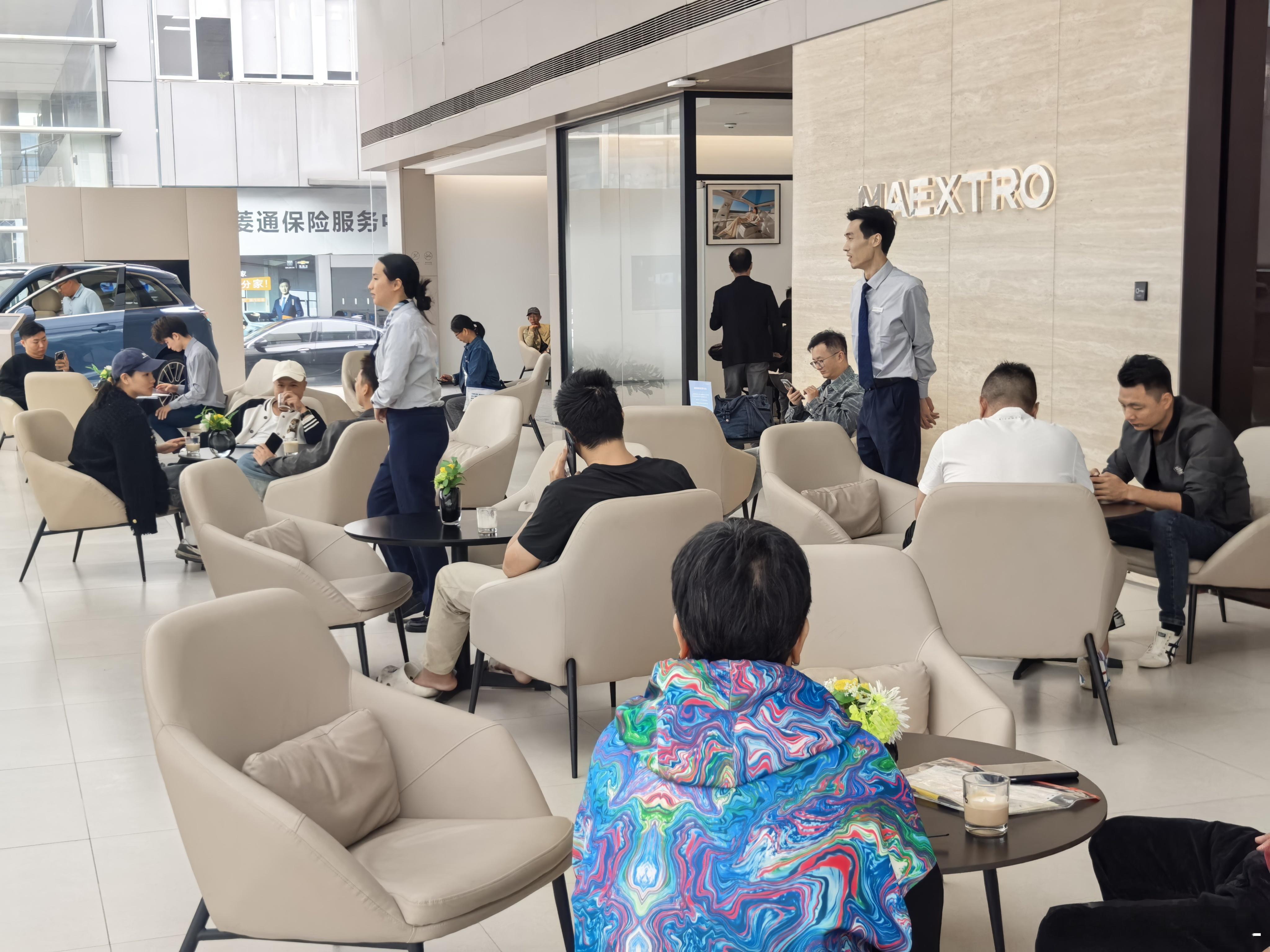 工作日来给智界R7上牌，本以为鸿蒙智行门店人不会太多！结果还是这么热闹！还撞到国