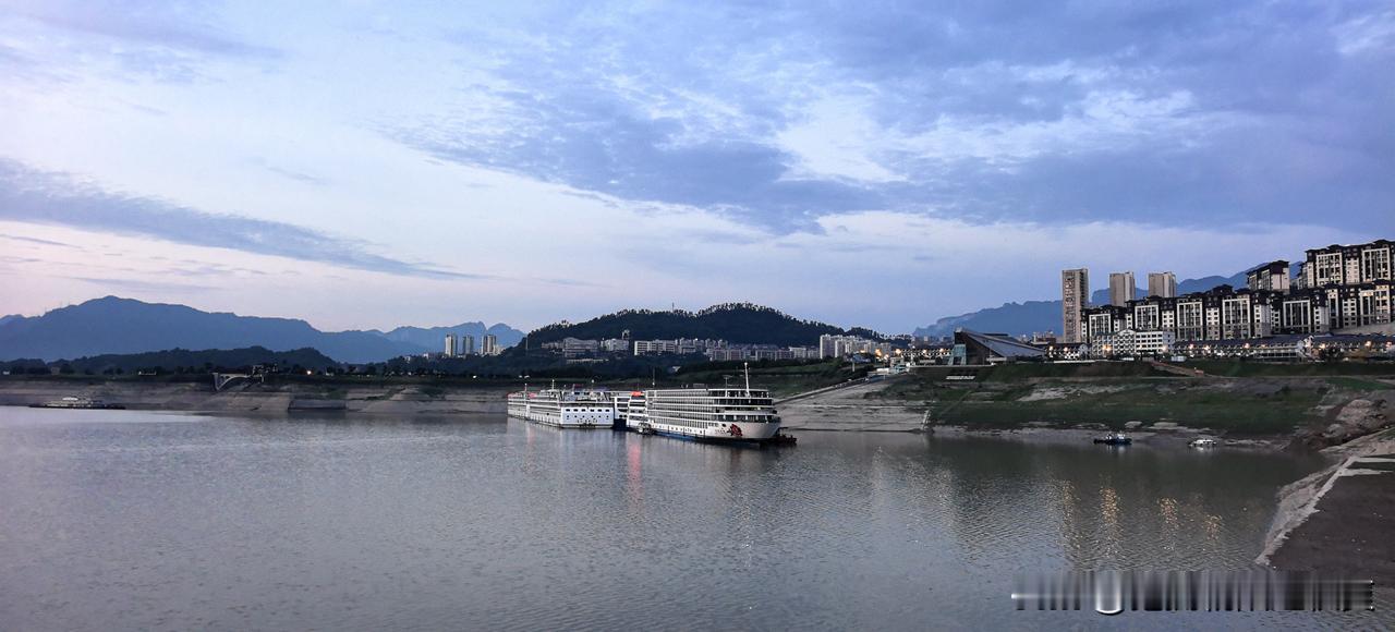 今天是乘世纪绿洲号游轮🚢游览长江的第一天，太阳☀即将升起，游轮即将出发。愿欣赏