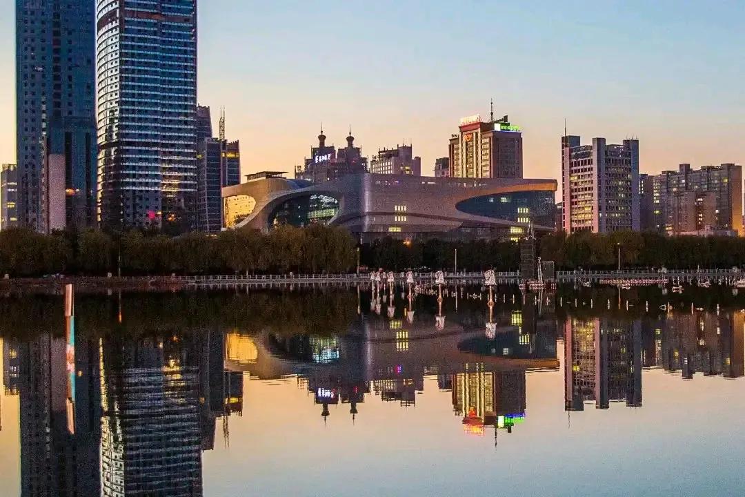 外地人夸洛阳，夸的其实是一块"过期招牌"。

他们口中的"现代""繁华"是洛龙区