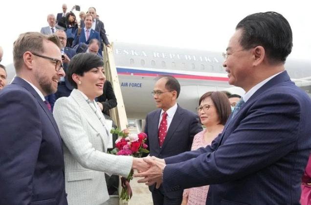 台媒称美 25 家军火商赴台军售，包括洛克希德·马丁、雷神。
事实上，单单是自拜