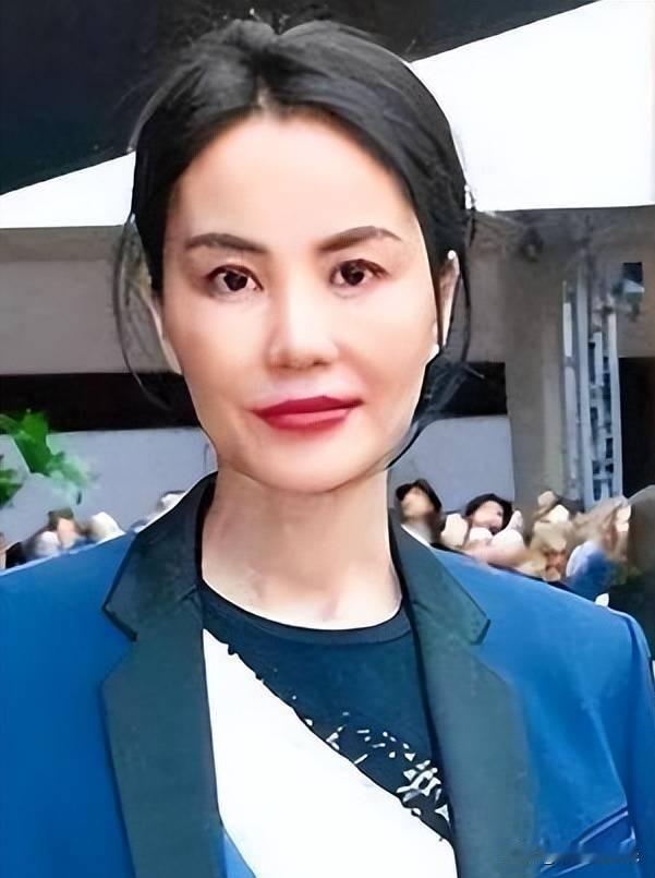 感谢关注，我从不是谁的黑粉，只是站在普通大众视角说几句实在话。
 
每个人对爱情