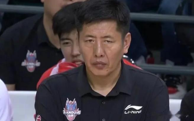 CBA第一个40+诞生了！ 
刚刚结束的一场CBA比赛，山东高速81:114惨败