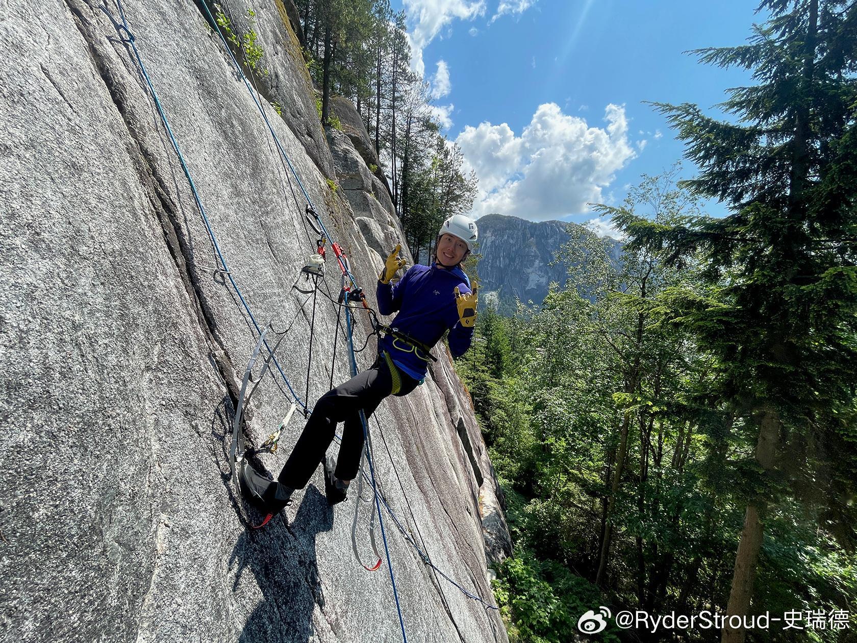 攀岩小分队后半段的相处也蛮有意思 一个碎碎念词不达意一个团团转急得冒烟 后采还一