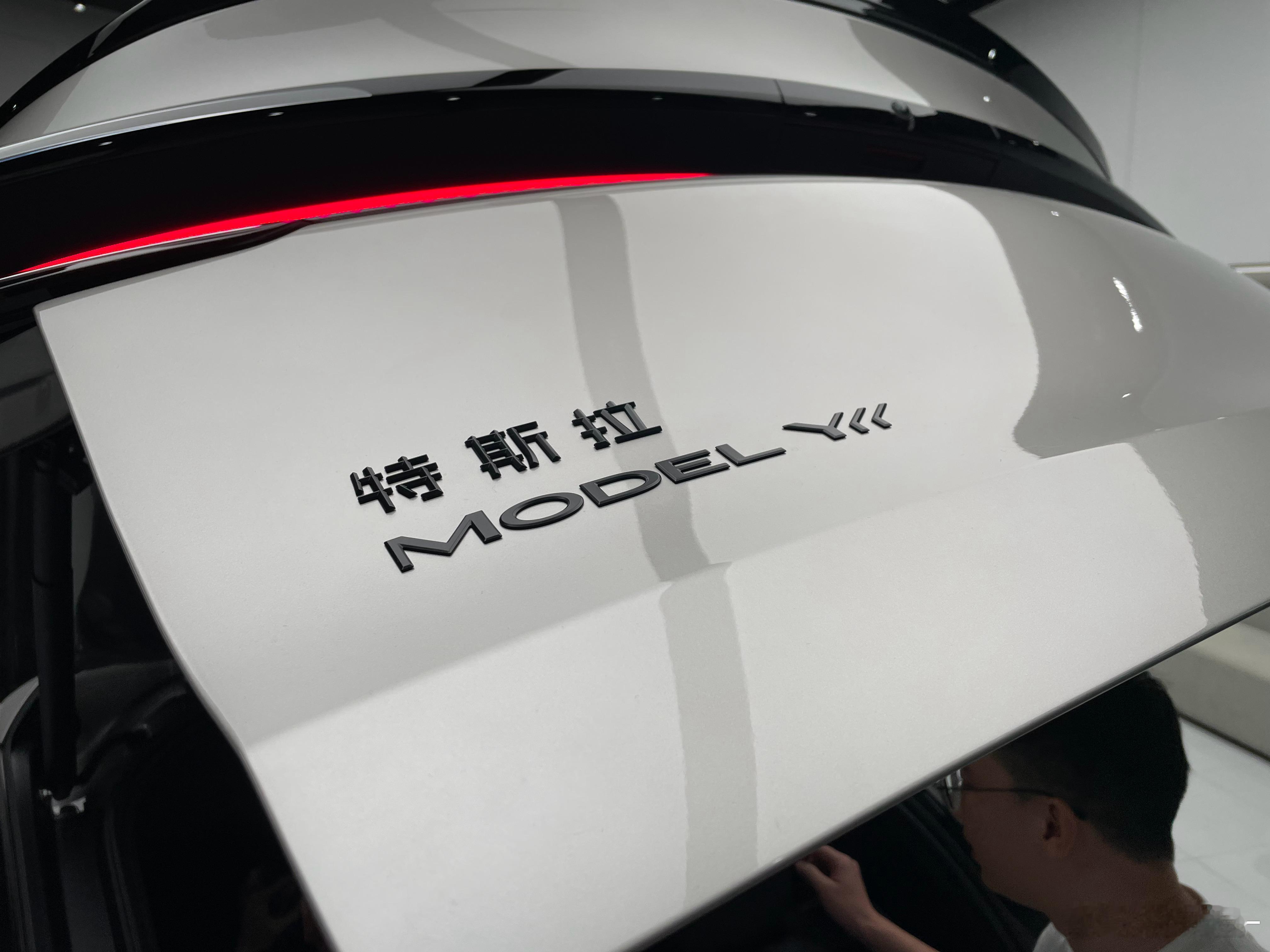 特斯拉Model YL真的多了很多贴心小设计：第二排带通风；第二排为电动升降扶手