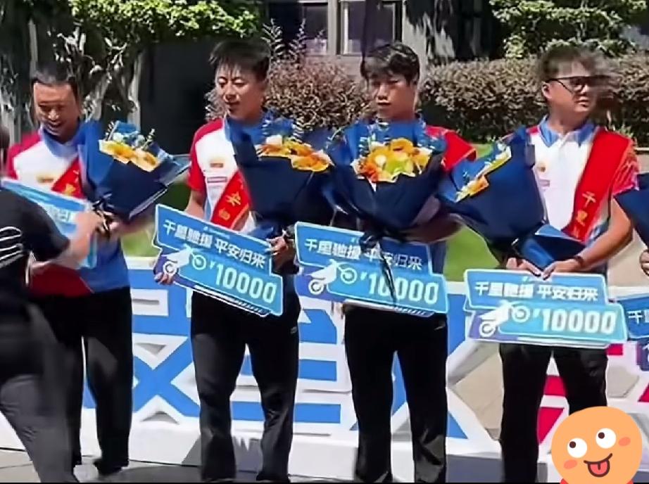 张雪着实是个极有担当之人！广西遭受洪灾时，她第一时间捐款 500 万，还筹备了三