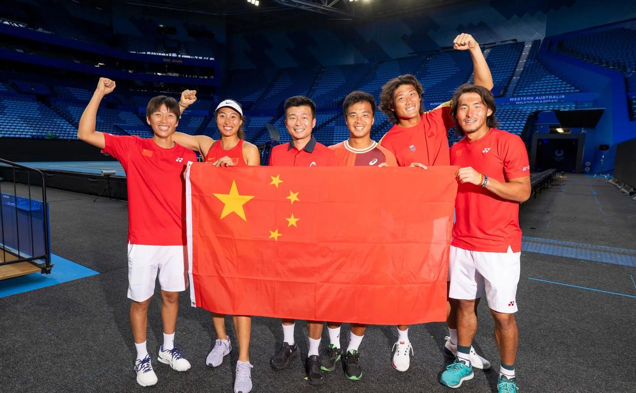 联合杯，郑钦文6-4/6-2达尼洛维奇！中国与塞尔维亚战成1-1，决胜局正在上演