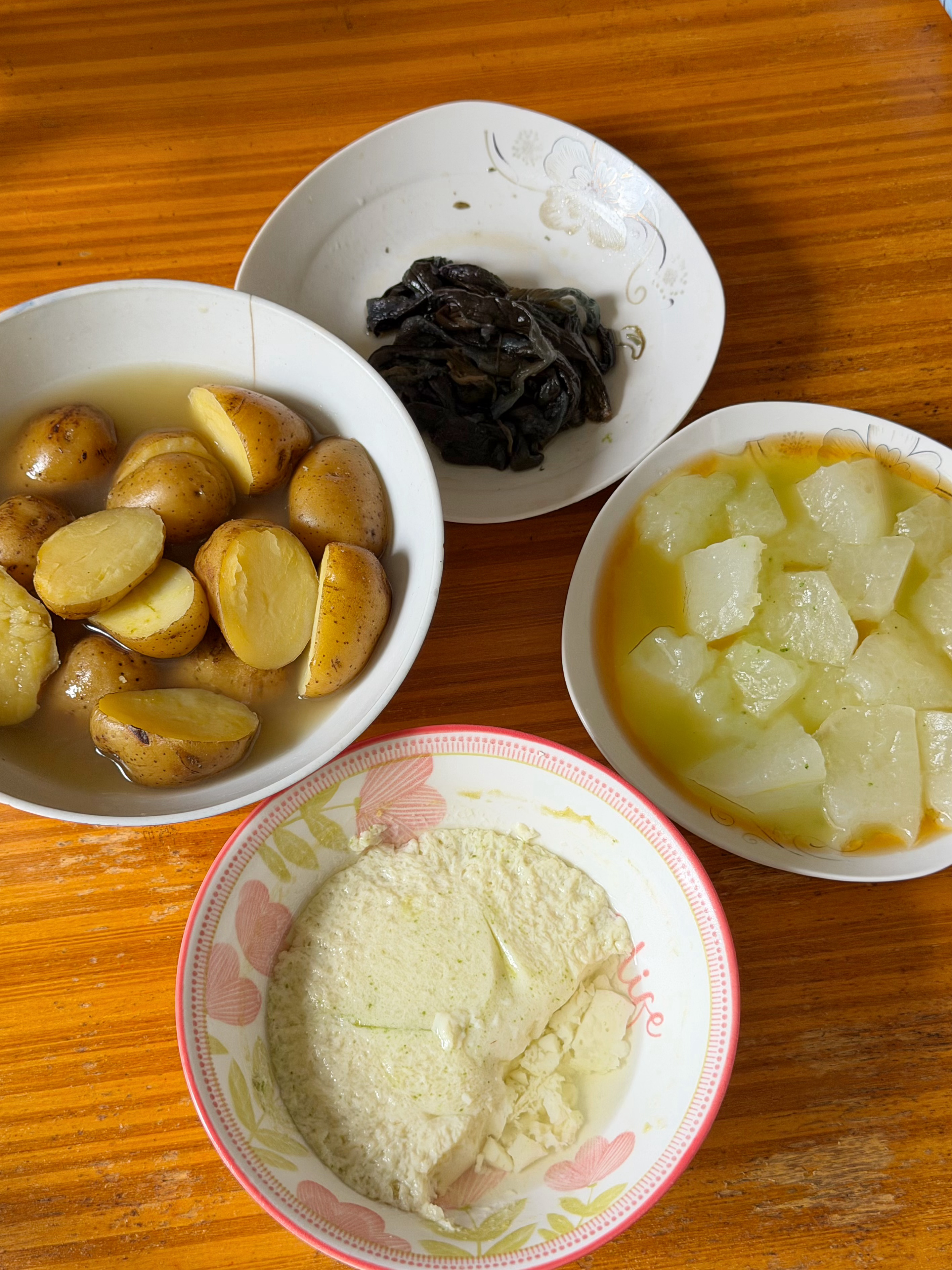 今年没等外婆催我买螃蟹吃，就给她安排上了我打开外婆的饭罩子一看都这么素～给你加餐
