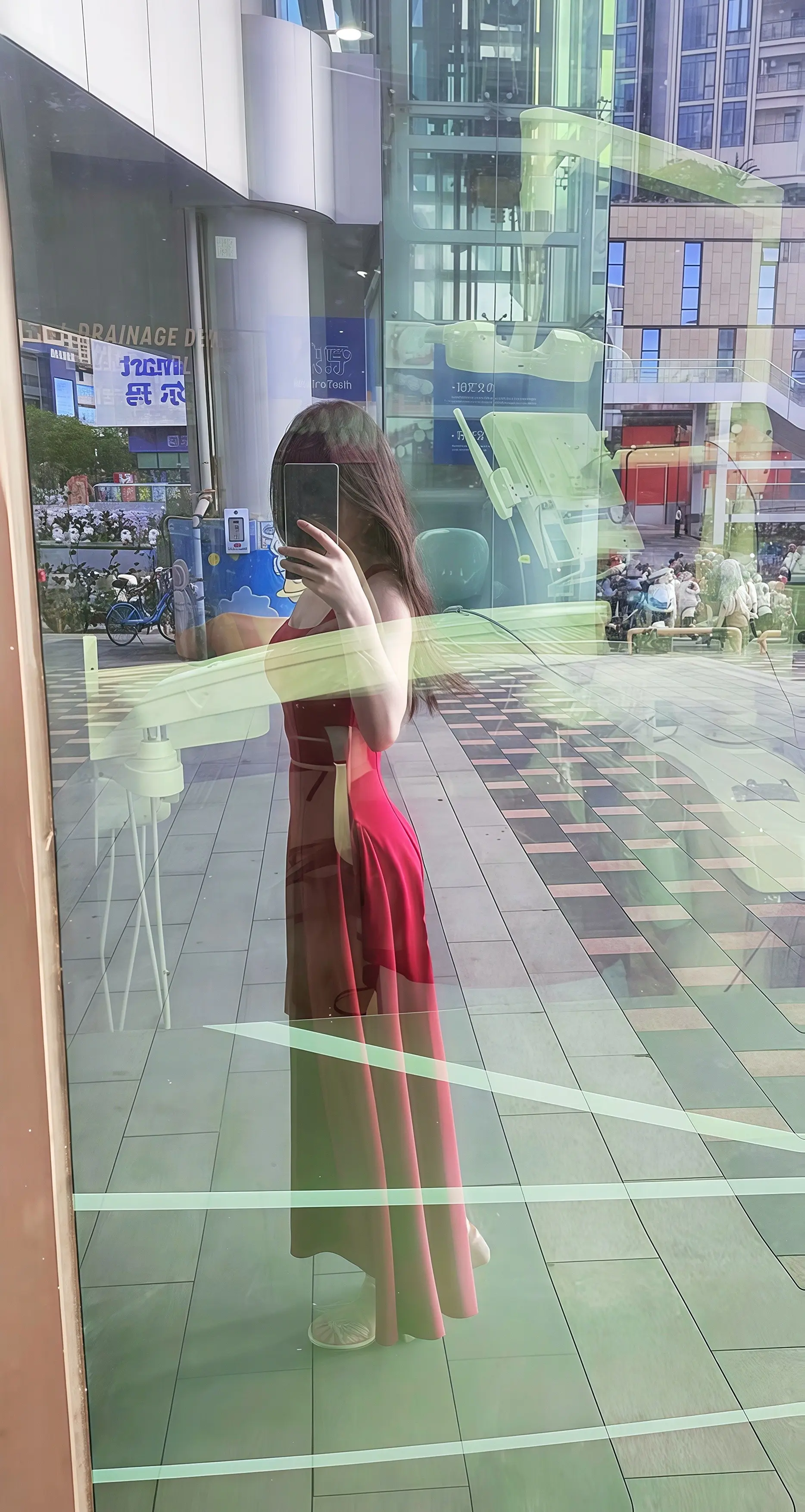 原来有的镜子拍出来的照片是会变形的 就像有些男人喜欢暧昧又滥情