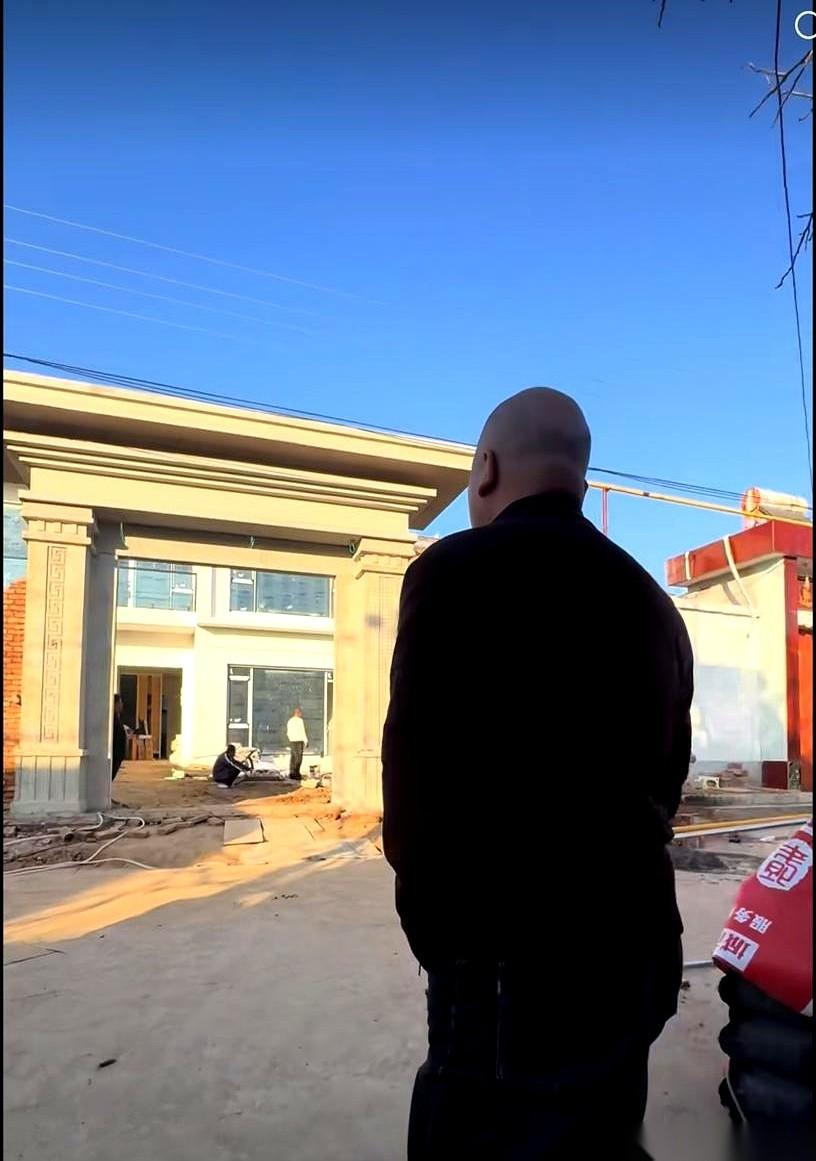 我天，这大门楼子，不知道的还以为是哪个景区入口。
砸了上百万吧？就为了盖个门？