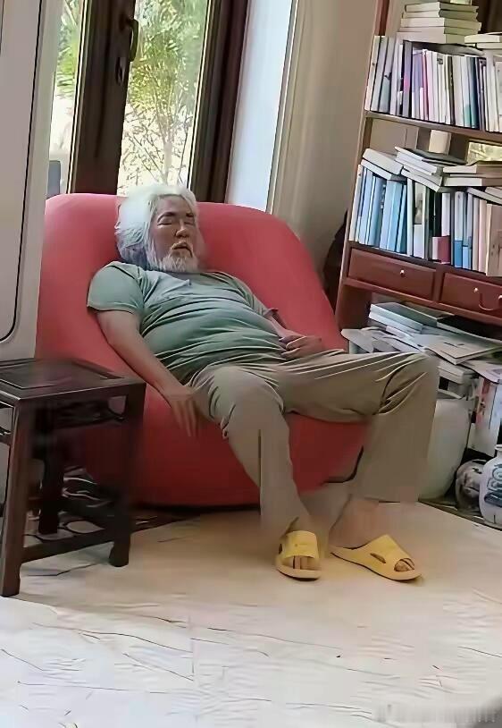 张纪中虽然有钱，但是每天对着一个糟老头子也挺累的吧。 ​​​