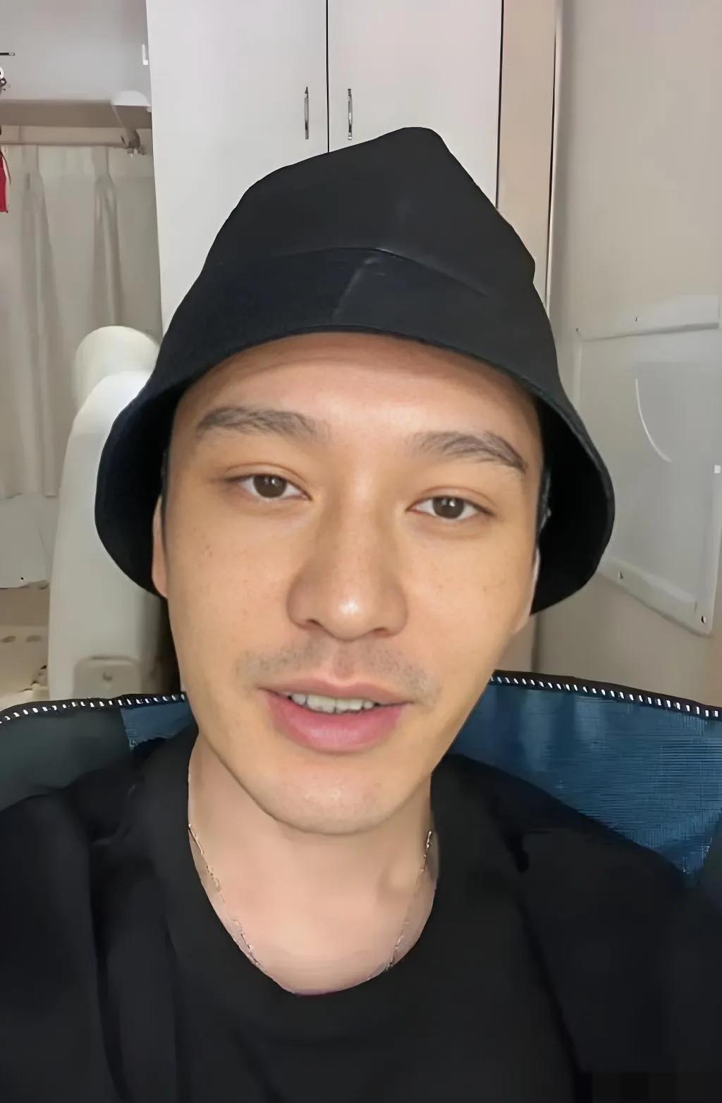 黄晓明急得素颜登场，请广大网友们放过他的至爱叶珂。他表示自己就是喜欢叶珂
这种微