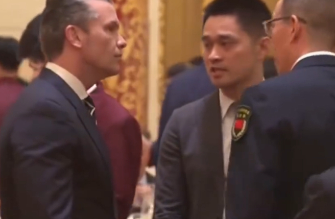 美防长和中方在宴会前聊天，满脸的严肃和尊重，这一幕令日本网友破防！5月14日晚，