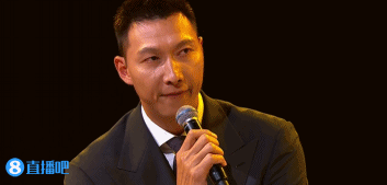 给球迷一人一件纪念球衣，王仕鹏和杜锋祝福，易建联传奇时代只是告一段落


广东队