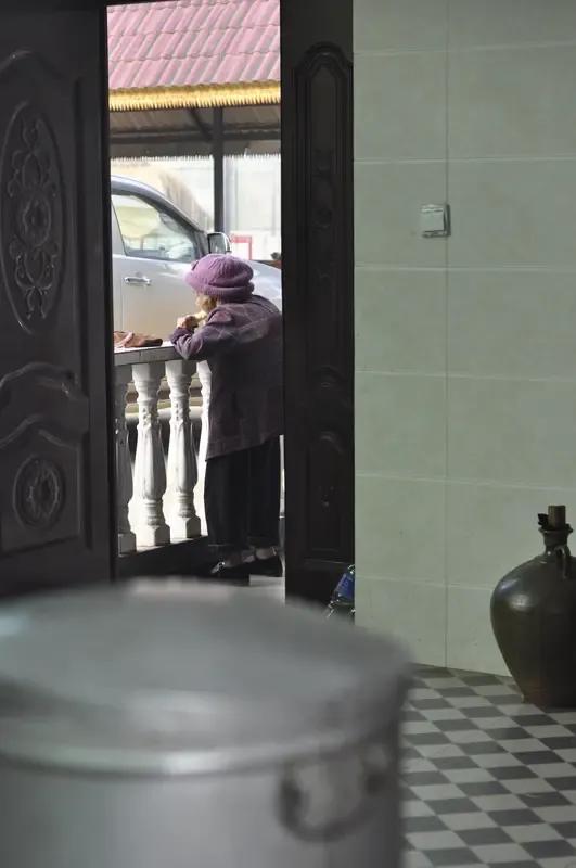 92岁的女邻居，昨晚突发意外去世了。昨晚家里只有媳妇和婆婆两个人，她唯一的儿子在