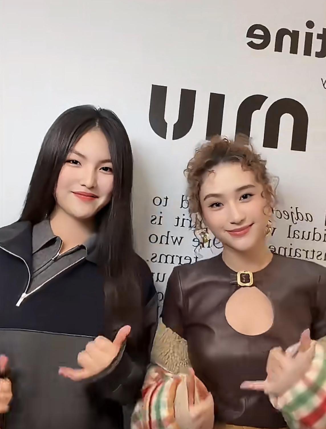 何超莲：诗龄，刚才那段手势舞跳得真顺，我看你动作特别活泼，我这边倒显得有点端庄过