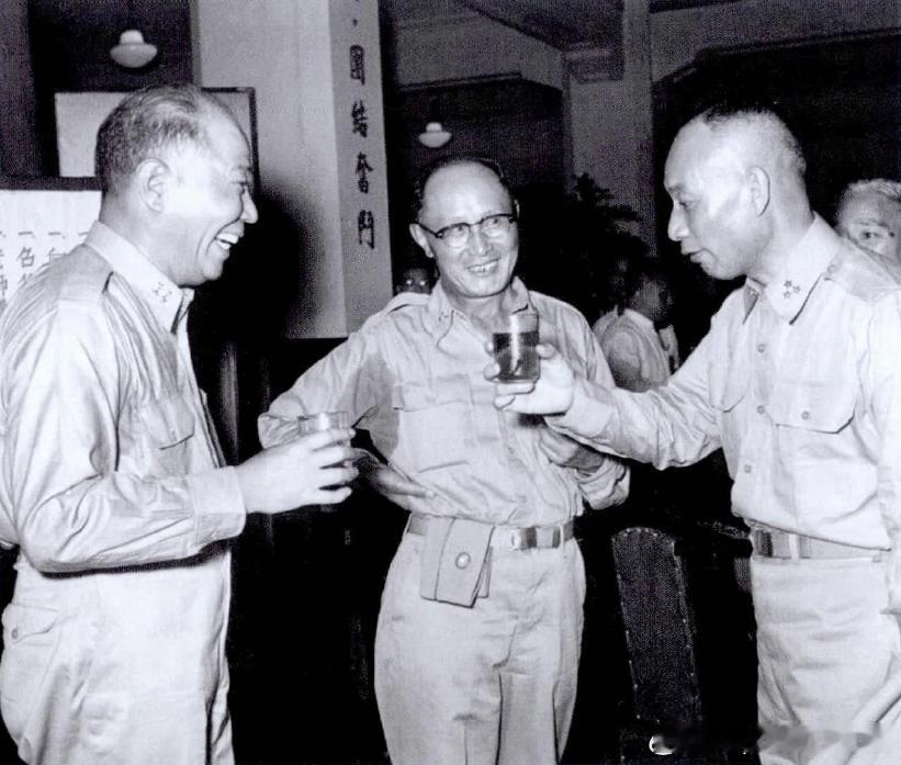 1954年台湾陆军军官学校（即原黄埔军校）成立30周年庆祝会上，何应钦（中）与当