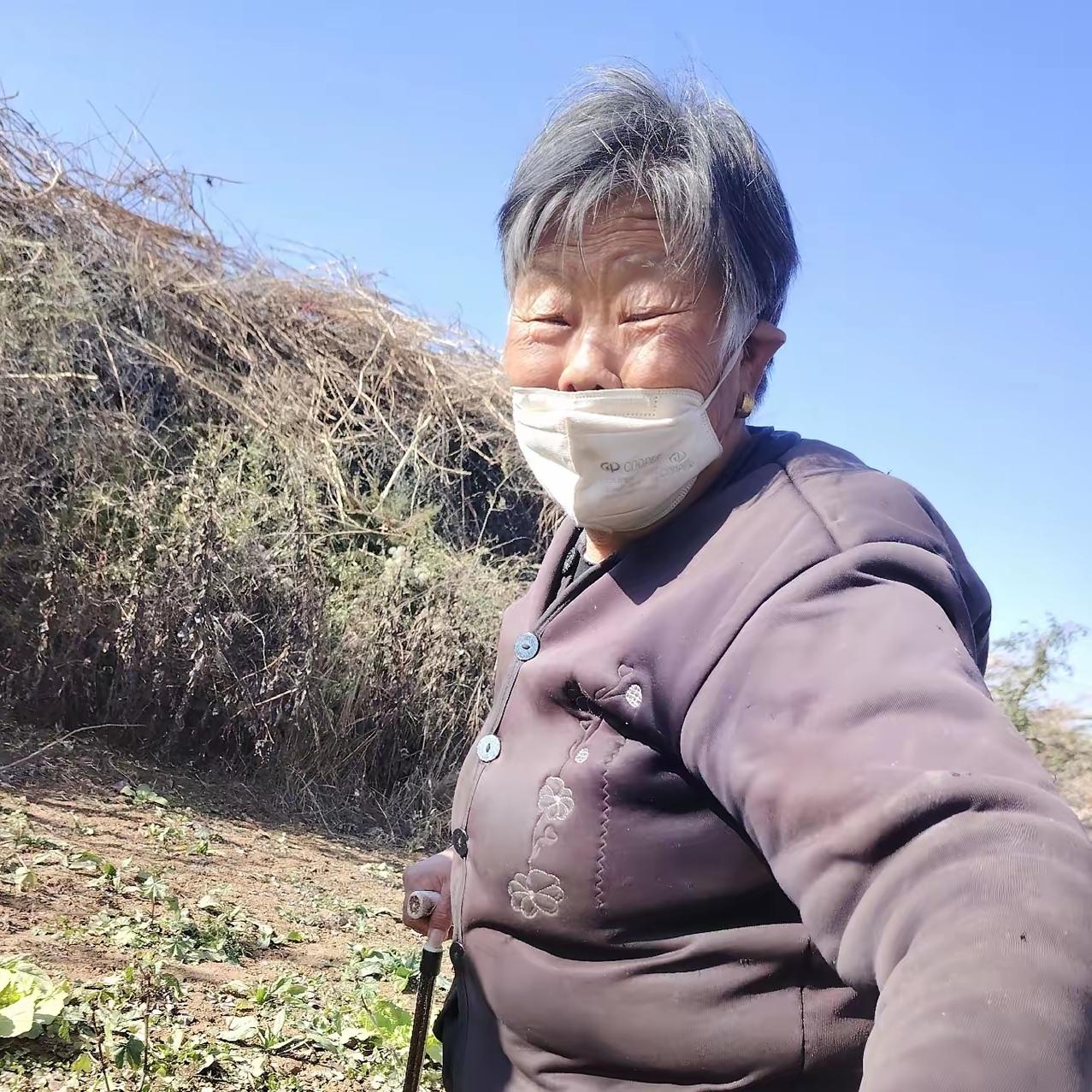 87岁的老奶奶在外面摔倒站不起来，竟然忍着剧痛一路爬回了家！更让人揪心的是，因为