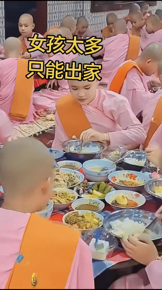 粉色袈裟金手镯，一个比一个靓，吃的也很好，而且是十个碟子八个碗。
看到这风景，让