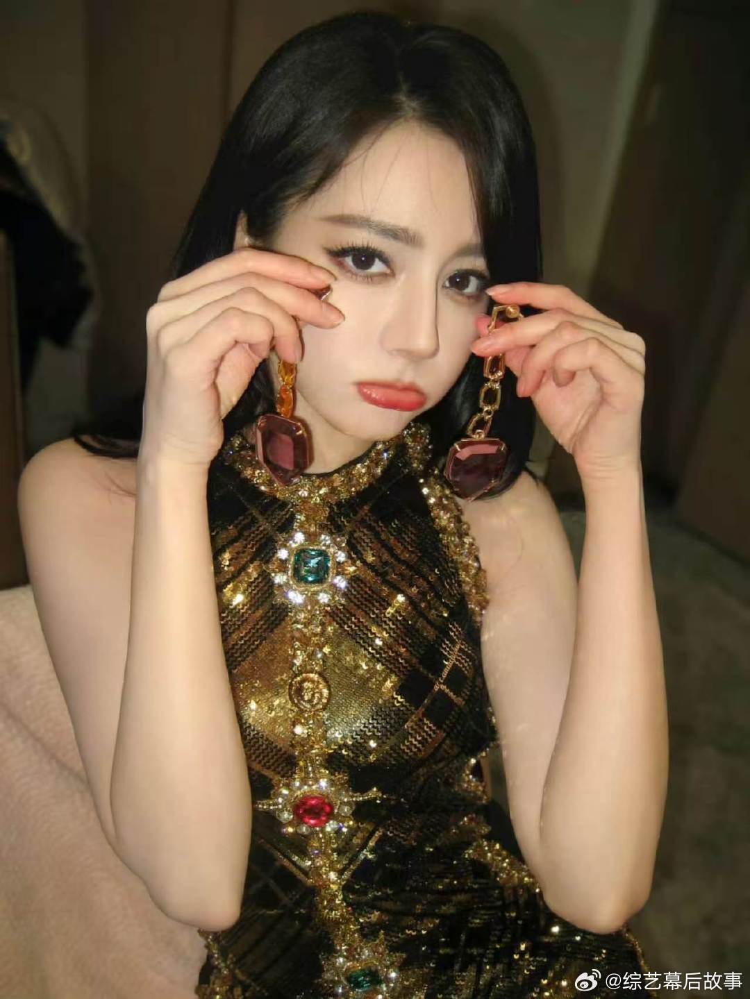 迪丽热巴亮片宝石裙迪丽热巴黑金格纹亮片裙 啊啊啊这个热巴美成啥了！！上身黑金格纹